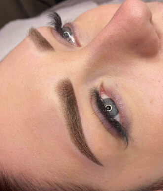 Kobieta ze zblżeniem na brwi i oczy, makijaż permanentny